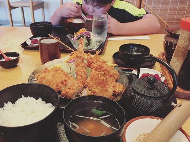 北海御膳とカツ丼を頬張る甥