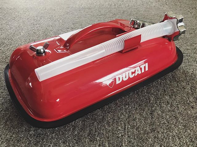 赤いモノにDUCATIのステッカーを貼りたくなるらしいブ〜